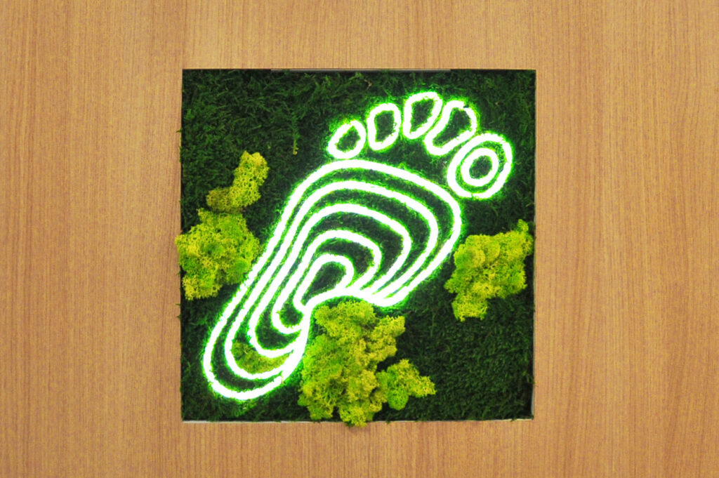 végétaux et logo néon