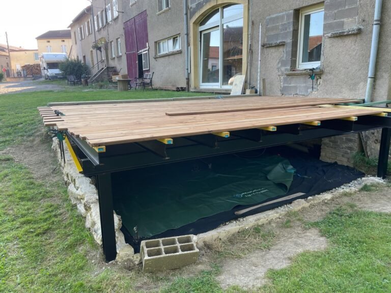 Aménager son extérieur, ce n’est pas seulement choisir une piscine élégante, un abri pratique ou un mur végétal tendance. C’est aussi penser aux ressources naturelles qui permettent de faire vivre cet espace au quotidien. L’eau, en particulier, devient un élément clé dans nos jardins, tant pour l’arrosage que pour l’entretien. La citerne souple s’impose aujourd’hui comme une solution simple, discrète et écologique pour stocker l’eau de pluie et l’utiliser efficacement. Pourquoi repenser la gestion de l’eau au jardin ? Les sécheresses et restrictions qui impactent nos extérieurs Les derniers étés ont été marqués par des restrictions d’eau. Arrosage limité, interdiction de remplir les piscines ou d’entretenir sa pelouse… Les propriétaires de jardins en subissent directement les conséquences. Pourtant, l’eau de pluie tombe en abondance durant certaines saisons, mais elle est souvent perdue faute de système de stockage. Une citerne permet de conserver cette ressource et d’être plus autonome pendant les périodes difficiles. Une ressource gratuite qui profite aux plantes L’eau de pluie est naturellement douce, sans chlore ni calcaire. Elle est donc particulièrement bénéfique pour les plantes fragiles, les massifs fleuris ou encore les jeunes plants de potager. Utiliser cette ressource, c’est aussi éviter les dépôts blanchâtres laissés par l’eau du robinet sur les feuilles et prolonger la santé de son espace vert. Une cuve souple ou une bâche souple devient alors un véritable atout pour tout jardinier, qu’il soit débutant ou passionné. Une démarche écologique qui séduit de plus en plus de foyers Recycler une ressource naturelle, limiter le gaspillage et réduire son empreinte environnementale : autant de bonnes raisons d’adopter un système de récupération d’eau. La citerne souple de récupération d’eau de pluie illustre parfaitement cette logique, car elle associe écologie et praticité. C’est un choix responsable qui s’inscrit dans un mode de vie plus durable, en accord avec les tendances actuelles d’aménagement extérieur. La citerne souple, un équipement pratique et discret Qu’est-ce qu’une citerne souple et comment fonctionne-t-elle ? La citerne souple est un réservoir en toile technique, conçu pour stocker de grandes quantités d’eau. Elle se pose à même le sol, sur une surface plane, et se remplit grâce aux gouttières raccordées. Son système fermé protège l’eau de l’évaporation, des impuretés et des moustiques. Facile à installer, elle ne demande pas de travaux lourds : quelques heures suffisent pour la mettre en place. Les avantages d’une cuve souple ou d’une bâche souple Par rapport aux cuves rigides traditionnelles, la cuve souple présente plusieurs atouts : Discrétion : installée sous une terrasse ou dans un espace peu visible, elle ne perturbe pas l’esthétique du jardin. Grande capacité : certains modèles stockent plusieurs dizaines de milliers de litres. Hygiène et sécurité : l’eau reste à l’abri de la lumière et de l’air, ce qui évite les algues. Facilité de transport : pliée, une bâche souple se déplace facilement et peut être réutilisée ailleurs. Ces avantages en font une solution adaptée aussi bien aux particuliers qu’aux professionnels ou aux collectivités. La citerne souple de récupération d’eau de pluie pour de grands volumes Pour les jardins de grande taille, les potagers familiaux ou les résidences secondaires, la citerne souple de récupération d’eau de pluie devient indispensable. Avec elle, chaque goutte tombée du ciel est valorisée. Elle offre une autonomie précieuse en cas de sécheresse et permet de couvrir la majorité des besoins d’entretien extérieur sans dépendre du réseau public. Comment intégrer la récupération d’eau de pluie dans son aménagement extérieur ? Choisir l’emplacement idéal pour plus d’efficacité Pour être pratique, une citerne doit être bien placée. Elle doit reposer sur un sol stable, proche d’une descente de gouttière. Son accessibilité est importante : il faut pouvoir y puiser de l’eau facilement avec un arrosoir, un tuyau ou même une pompe. De nombreux propriétaires choisissent de la glisser sous une terrasse ou à l’arrière du jardin, là où elle reste discrète. Associer esthétique et praticité dans son jardin La récupération d’eau de pluie n’a pas besoin de nuire à l’esthétique du jardin. Les petits espaces peuvent accueillir des récupérateurs design (amphores, colonnes, jarres), tandis que les plus grandes surfaces peuvent compter sur une citerne souple discrète. L’idée est de combiner utilité et décoration pour un extérieur agréable à vivre. Une bâche souple bien positionnée se fait oublier tout en remplissant parfaitement son rôle. Vers un extérieur autonome et durable En combinant récupération d’eau, gestion raisonnée de l’arrosage et aménagement paysager réfléchi, on transforme son jardin en un espace presque autonome. Les besoins en eau potable diminuent, la facture s’allège, et l’extérieur gagne en résilience face aux aléas climatiques. La citerne devient alors une alliée durable, au même titre qu’un mur végétal ou qu’un aménagement paysager bien pensé. Conclusion Installer une citerne souple ou une bâche souple pour stocker l’eau de pluie, c’est rendre son jardin plus autonome, plus esthétique et plus respectueux de l’environnement